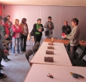 El coordinador del PRAE muestra los distintos materiales diseñados para el programa 